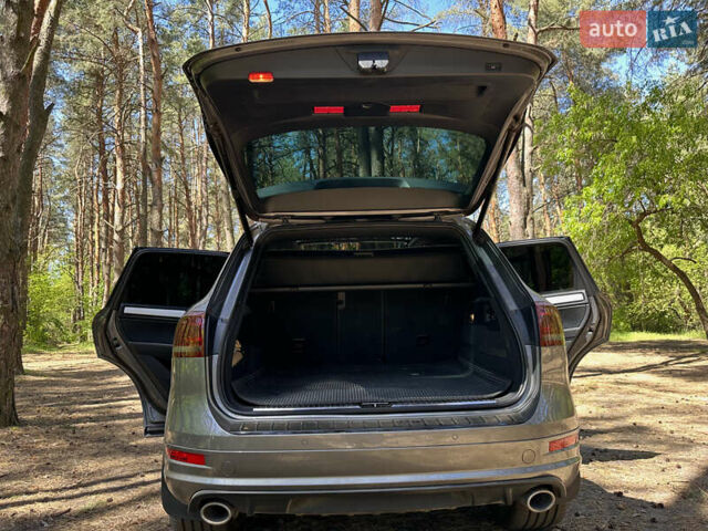 Серый Фольксваген Туарег, объемом двигателя 2.97 л и пробегом 224 тыс. км за 28086 $, фото 28 на Automoto.ua