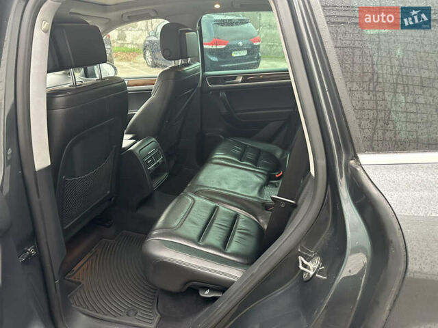 Серый Фольксваген Туарег, объемом двигателя 3 л и пробегом 222 тыс. км за 16500 $, фото 12 на Automoto.ua