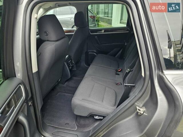 Сірий Фольксваген Туарег, об'ємом двигуна 2.97 л та пробігом 263 тис. км за 18790 $, фото 19 на Automoto.ua