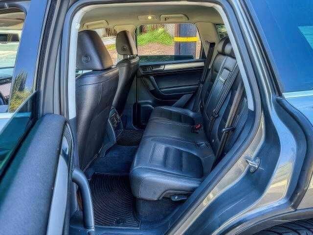 Сірий Фольксваген Туарег, об'ємом двигуна 3 л та пробігом 130 тис. км за 9900 $, фото 15 на Automoto.ua