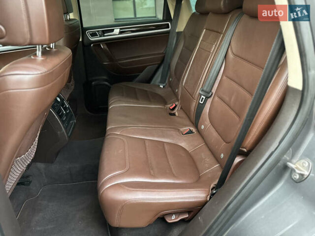 Серый Фольксваген Туарег, объемом двигателя 2.97 л и пробегом 261 тыс. км за 18000 $, фото 25 на Automoto.ua