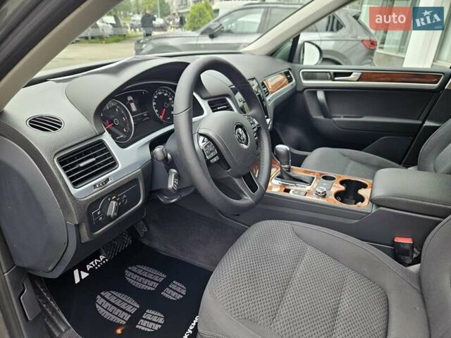 Сірий Фольксваген Туарег, об'ємом двигуна 2.97 л та пробігом 263 тис. км за 18790 $, фото 16 на Automoto.ua