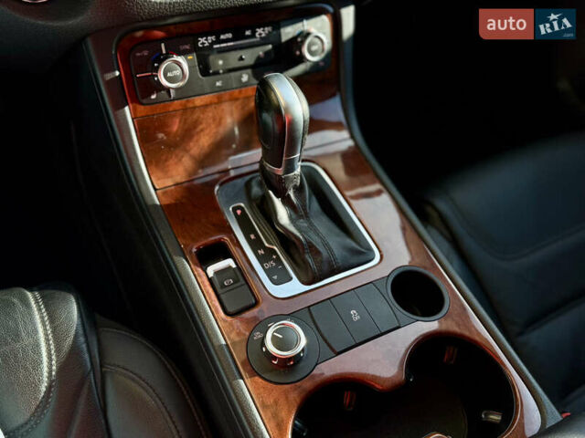 Серый Фольксваген Туарег, объемом двигателя 3 л и пробегом 222 тыс. км за 20800 $, фото 13 на Automoto.ua