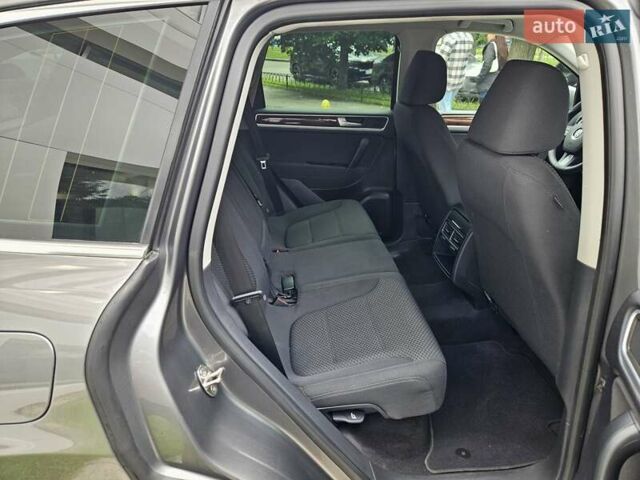 Сірий Фольксваген Туарег, об'ємом двигуна 2.97 л та пробігом 263 тис. км за 18790 $, фото 24 на Automoto.ua