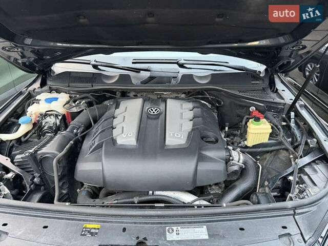 Серый Фольксваген Туарег, объемом двигателя 2.97 л и пробегом 223 тыс. км за 16500 $, фото 7 на Automoto.ua
