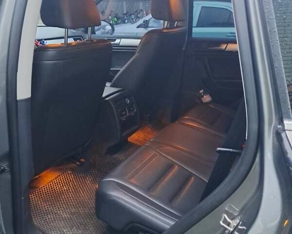 Серый Фольксваген Туарег, объемом двигателя 3 л и пробегом 267 тыс. км за 17500 $, фото 3 на Automoto.ua