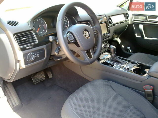 Сірий Фольксваген Туарег, об'ємом двигуна 3 л та пробігом 84 тис. км за 28331 $, фото 12 на Automoto.ua