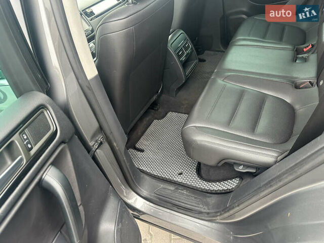 Серый Фольксваген Туарег, объемом двигателя 3.6 л и пробегом 303 тыс. км за 15800 $, фото 9 на Automoto.ua