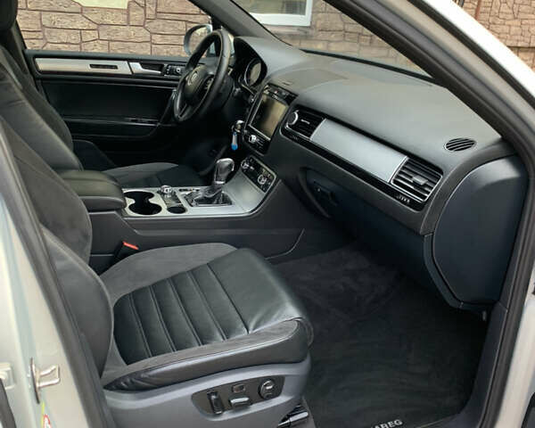 Серый Фольксваген Туарег, объемом двигателя 2.97 л и пробегом 300 тыс. км за 17200 $, фото 10 на Automoto.ua