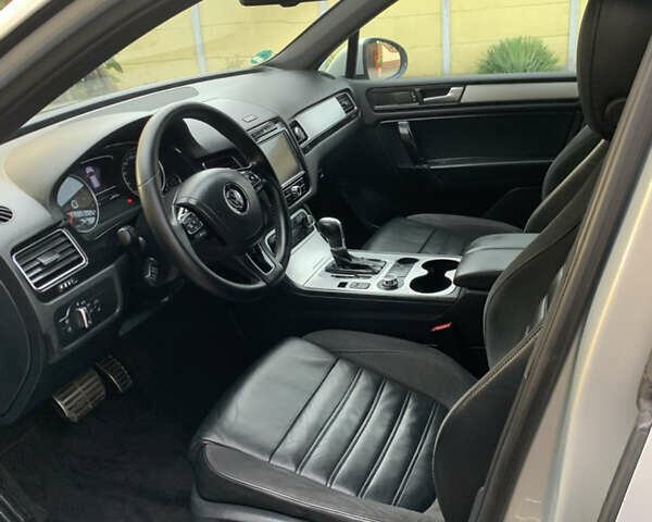 Серый Фольксваген Туарег, объемом двигателя 2.97 л и пробегом 300 тыс. км за 17200 $, фото 8 на Automoto.ua