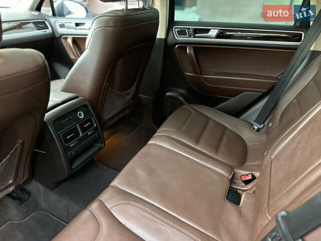 Серый Фольксваген Туарег, объемом двигателя 2.97 л и пробегом 261 тыс. км за 18000 $, фото 26 на Automoto.ua