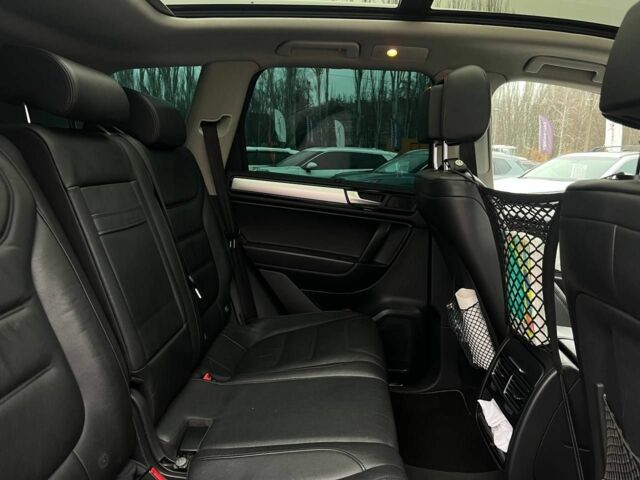 Серый Фольксваген Туарег, объемом двигателя 3 л и пробегом 223 тыс. км за 19500 $, фото 20 на Automoto.ua