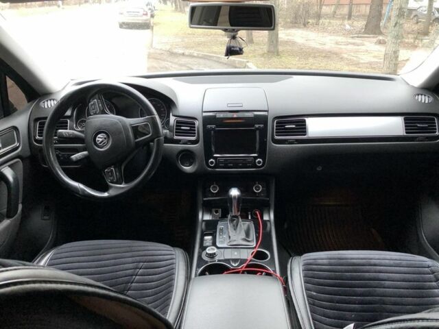 Серый Фольксваген Туарег, объемом двигателя 3 л и пробегом 263 тыс. км за 17000 $, фото 5 на Automoto.ua