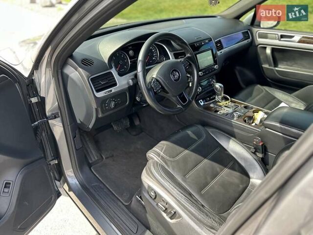 Серый Фольксваген Туарег, объемом двигателя 3 л и пробегом 295 тыс. км за 21500 $, фото 7 на Automoto.ua