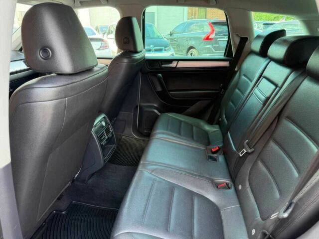 Серый Фольксваген Туарег, объемом двигателя 3.6 л и пробегом 86 тыс. км за 13000 $, фото 12 на Automoto.ua