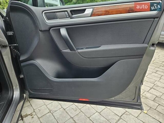 Сірий Фольксваген Туарег, об'ємом двигуна 2.97 л та пробігом 263 тис. км за 18790 $, фото 26 на Automoto.ua