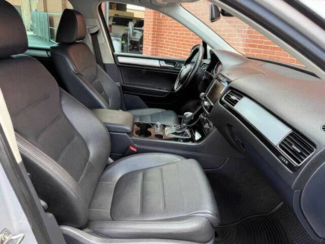 Серый Фольксваген Туарег, объемом двигателя 3.6 л и пробегом 86 тыс. км за 13000 $, фото 10 на Automoto.ua