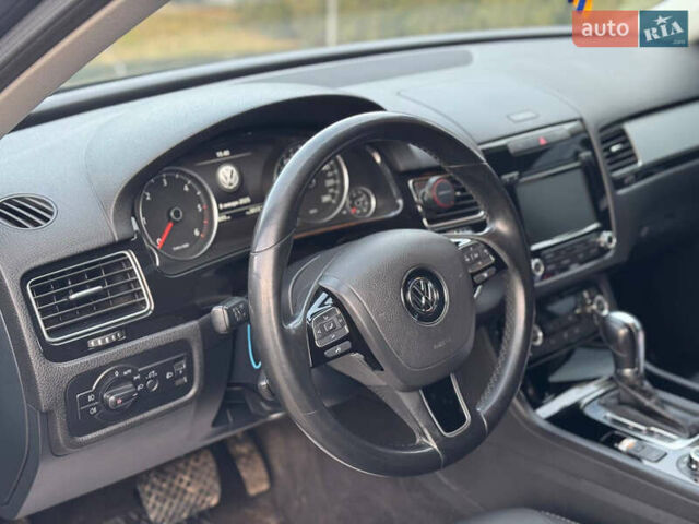 Сірий Фольксваген Туарег, об'ємом двигуна 3 л та пробігом 229 тис. км за 18100 $, фото 12 на Automoto.ua