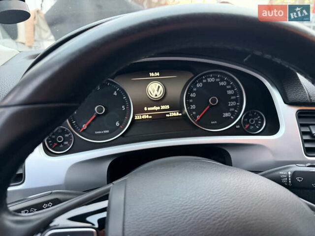 Серый Фольксваген Туарег, объемом двигателя 2.97 л и пробегом 223 тыс. км за 16500 $, фото 4 на Automoto.ua