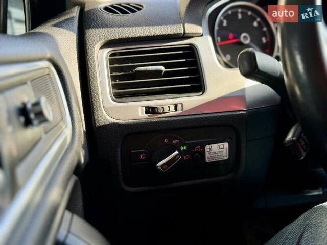 Серый Фольксваген Туарег, объемом двигателя 3 л и пробегом 222 тыс. км за 20800 $, фото 14 на Automoto.ua