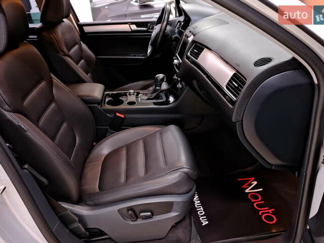 Серый Фольксваген Туарег, объемом двигателя 3 л и пробегом 219 тыс. км за 17900 $, фото 41 на Automoto.ua