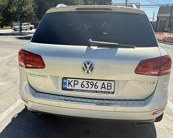 Серый Фольксваген Туарег, объемом двигателя 2.97 л и пробегом 330 тыс. км за 16500 $, фото 4 на Automoto.ua