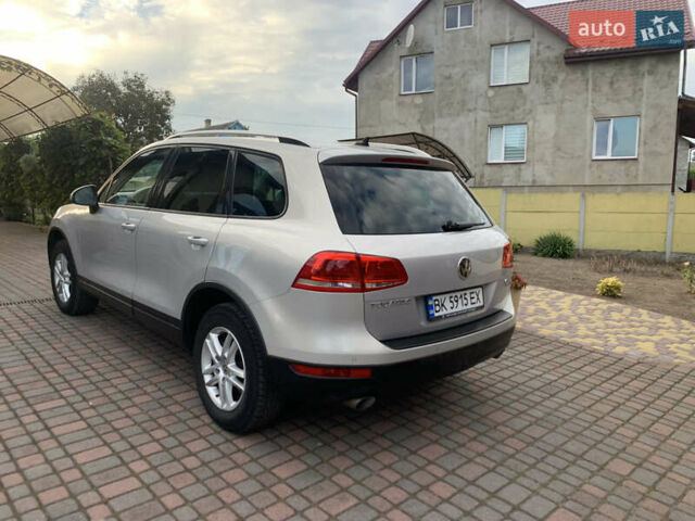 Серый Фольксваген Туарег, объемом двигателя 2.97 л и пробегом 300 тыс. км за 17200 $, фото 6 на Automoto.ua