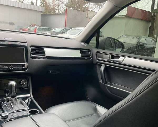 Сірий Фольксваген Туарег, об'ємом двигуна 3 л та пробігом 210 тис. км за 20700 $, фото 10 на Automoto.ua