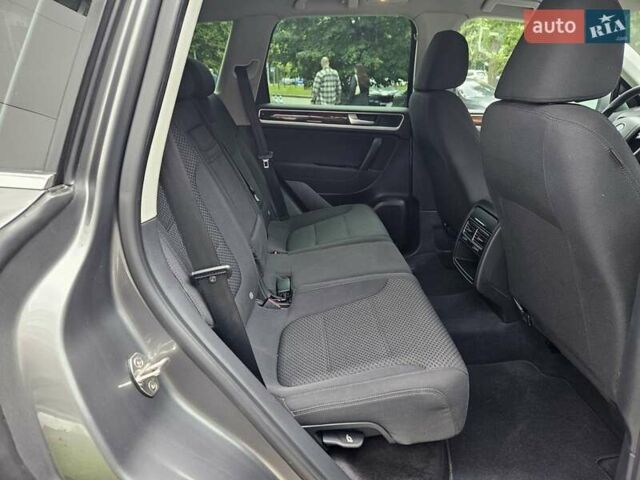 Сірий Фольксваген Туарег, об'ємом двигуна 2.97 л та пробігом 263 тис. км за 18790 $, фото 25 на Automoto.ua