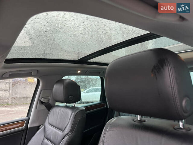 Серый Фольксваген Туарег, объемом двигателя 3 л и пробегом 222 тыс. км за 16500 $, фото 16 на Automoto.ua