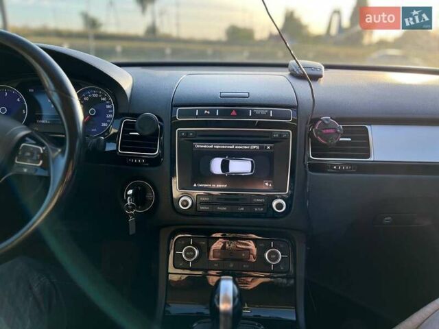 Серый Фольксваген Туарег, объемом двигателя 2.97 л и пробегом 274 тыс. км за 20500 $, фото 19 на Automoto.ua