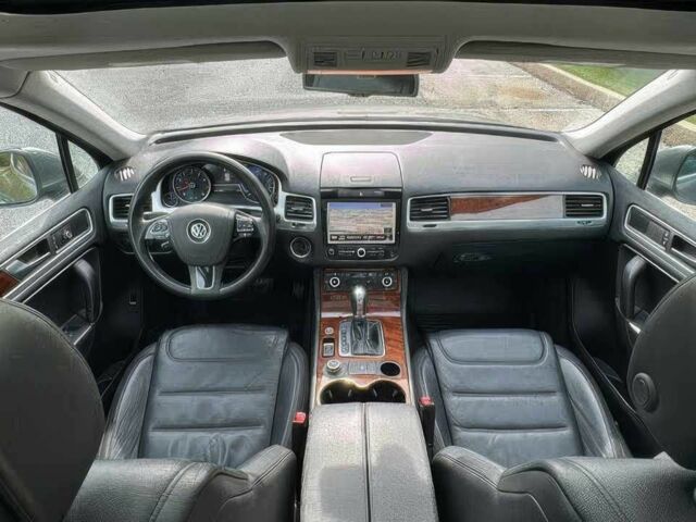 Серый Фольксваген Туарег, объемом двигателя 3.6 л и пробегом 83 тыс. км за 10000 $, фото 7 на Automoto.ua