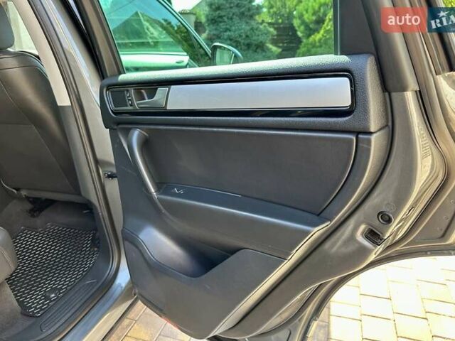 Серый Фольксваген Туарег, объемом двигателя 3 л и пробегом 228 тыс. км за 19999 $, фото 23 на Automoto.ua