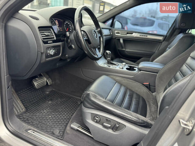 Сірий Фольксваген Туарег, об'ємом двигуна 3 л та пробігом 190 тис. км за 23800 $, фото 64 на Automoto.ua