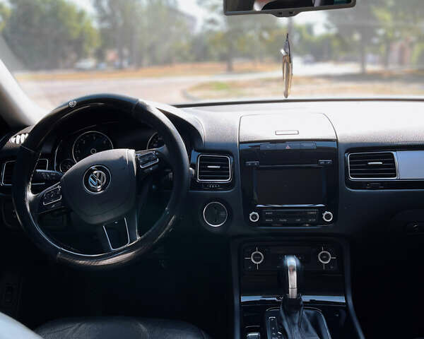 Сірий Фольксваген Туарег, об'ємом двигуна 3 л та пробігом 225 тис. км за 18500 $, фото 7 на Automoto.ua