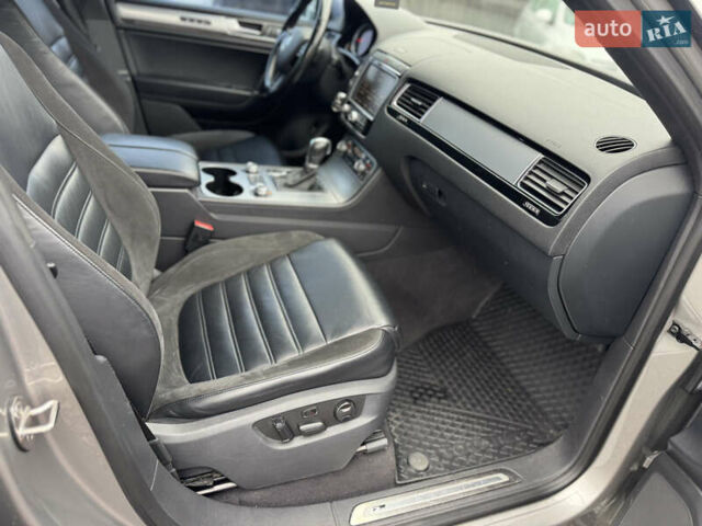 Сірий Фольксваген Туарег, об'ємом двигуна 3 л та пробігом 190 тис. км за 23800 $, фото 38 на Automoto.ua