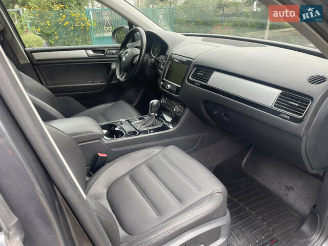 Серый Фольксваген Туарег, объемом двигателя 3 л и пробегом 278 тыс. км за 17500 $, фото 25 на Automoto.ua