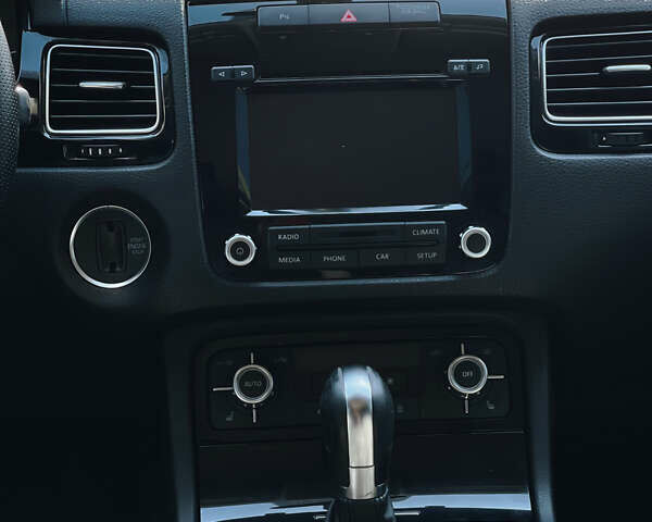 Сірий Фольксваген Туарег, об'ємом двигуна 3 л та пробігом 225 тис. км за 18500 $, фото 10 на Automoto.ua