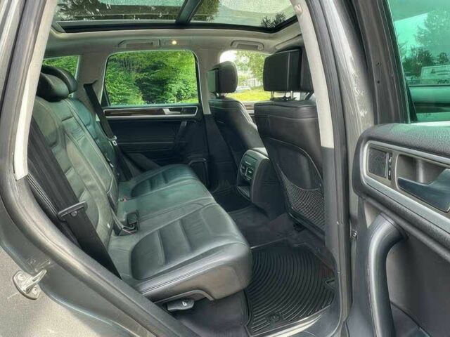 Серый Фольксваген Туарег, объемом двигателя 3.6 л и пробегом 83 тыс. км за 10000 $, фото 11 на Automoto.ua