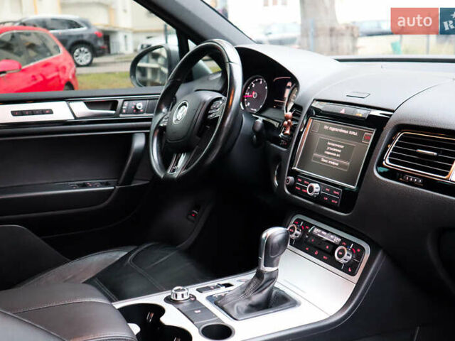 Серый Фольксваген Туарег, объемом двигателя 2.97 л и пробегом 142 тыс. км за 25500 $, фото 26 на Automoto.ua