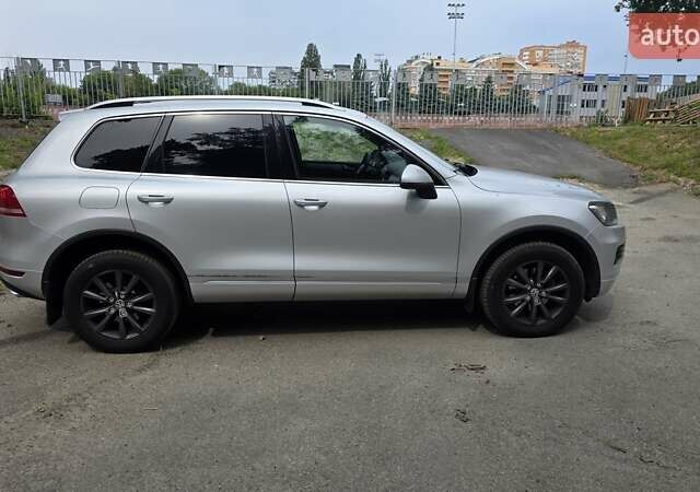 Серый Фольксваген Туарег, объемом двигателя 3 л и пробегом 275 тыс. км за 20500 $, фото 2 на Automoto.ua