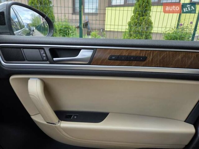 Серый Фольксваген Туарег, объемом двигателя 2.97 л и пробегом 292 тыс. км за 23000 $, фото 27 на Automoto.ua