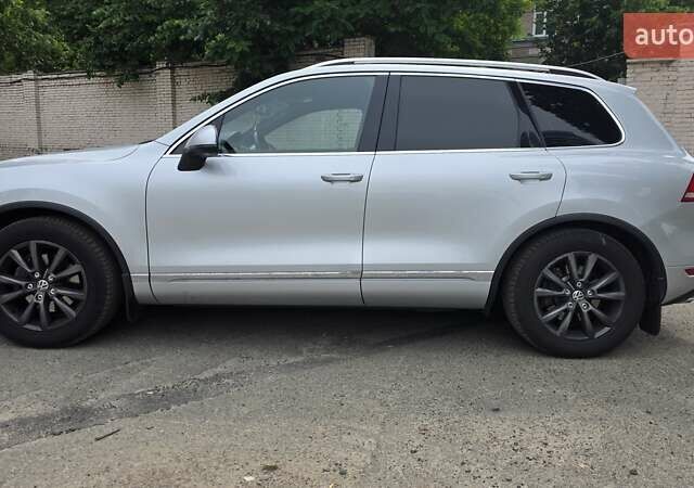 Серый Фольксваген Туарег, объемом двигателя 3 л и пробегом 275 тыс. км за 20500 $, фото 5 на Automoto.ua