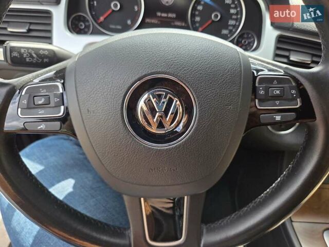 Серый Фольксваген Туарег, объемом двигателя 2.97 л и пробегом 292 тыс. км за 23000 $, фото 2 на Automoto.ua