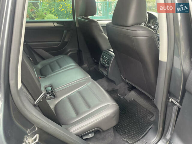 Серый Фольксваген Туарег, объемом двигателя 3 л и пробегом 278 тыс. км за 17500 $, фото 22 на Automoto.ua