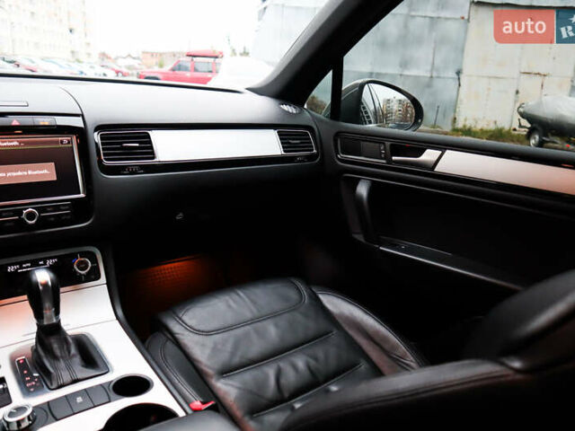 Серый Фольксваген Туарег, объемом двигателя 2.97 л и пробегом 142 тыс. км за 25500 $, фото 40 на Automoto.ua