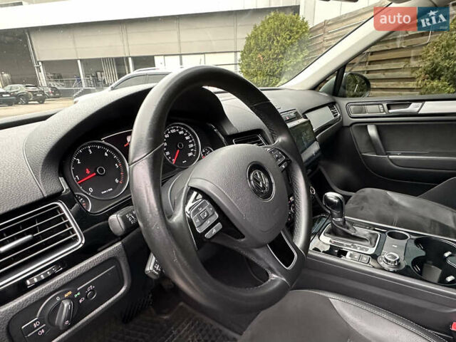 Сірий Фольксваген Туарег, об'ємом двигуна 3 л та пробігом 210 тис. км за 20800 $, фото 4 на Automoto.ua