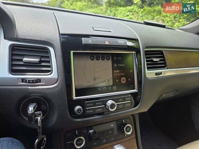 Серый Фольксваген Туарег, объемом двигателя 2.97 л и пробегом 292 тыс. км за 23000 $, фото 26 на Automoto.ua