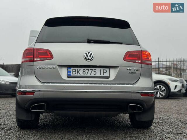 Сірий Фольксваген Туарег, об'ємом двигуна 3 л та пробігом 190 тис. км за 23800 $, фото 22 на Automoto.ua