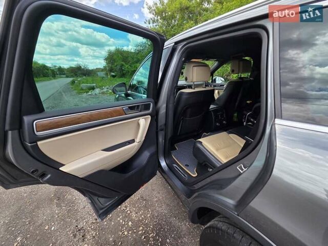 Серый Фольксваген Туарег, объемом двигателя 2.97 л и пробегом 292 тыс. км за 23000 $, фото 17 на Automoto.ua